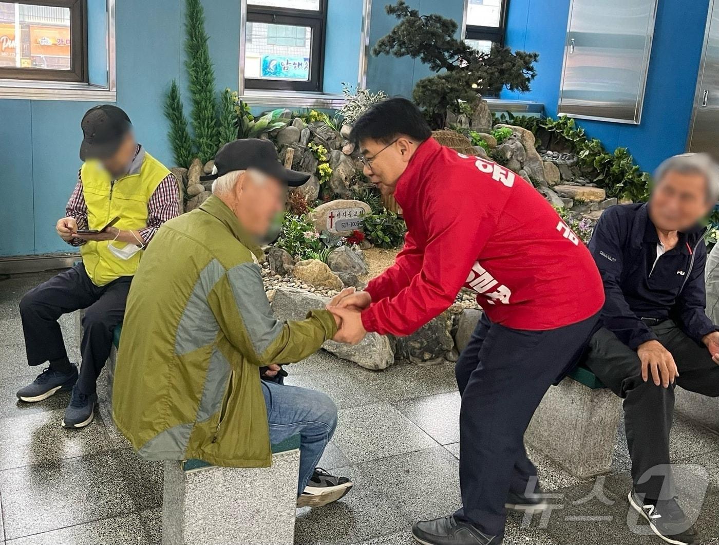 본문 이미지 - 14일 오후 부산 도시철도 1호선 장전역에서 윤일현 금정구청장 국민의 힘 후보가 유권자와 악수를 하고 있다.2024.10.14/ⓒ News1 장광일 기자