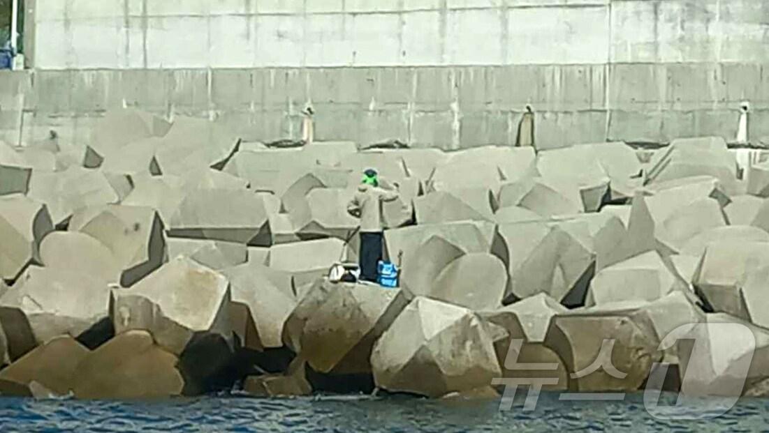 본문 이미지 - 부산 감천항 서방파제 출입통제구역에 무단으로 들어간 낚시객. &#40;부산해경 제공&#41;