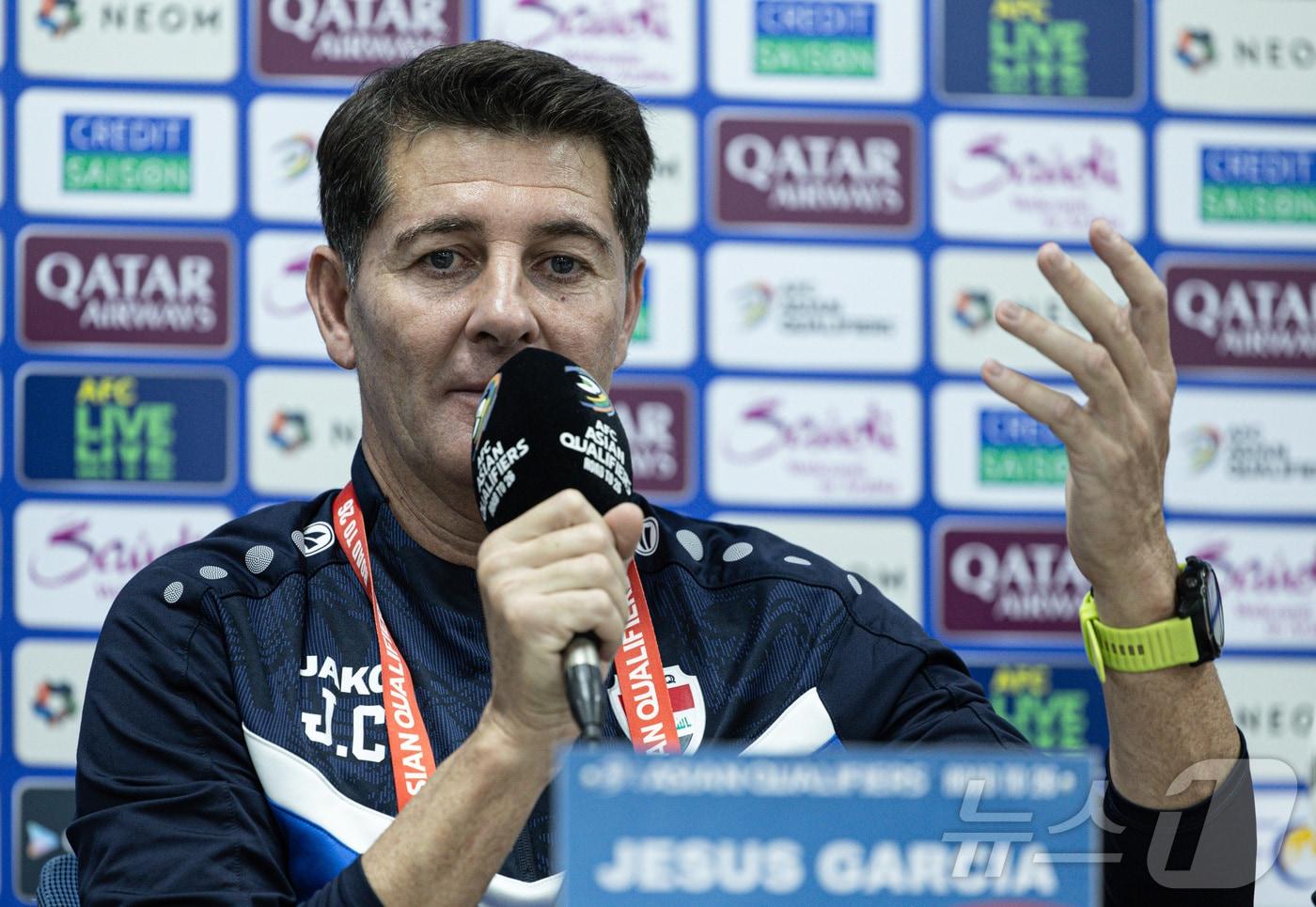 본문 이미지 - 헤수스 카사스 이라크 축구대표팀 감독이 14일 오후 경기도 용인시 처인구 용인미르스타디움에서 2026 국제축구연맹(FIFA) 북중미 월드컵 아시아 3차 예선 경기를 앞두고 열린 공식 기자회견에서 취재진 질문에 답변하고 있다. 축구대표팀은 오는 15일 대한민국과 경기를 치른다. 2024.10.14/뉴스1 ⓒ News1 이재명 기자