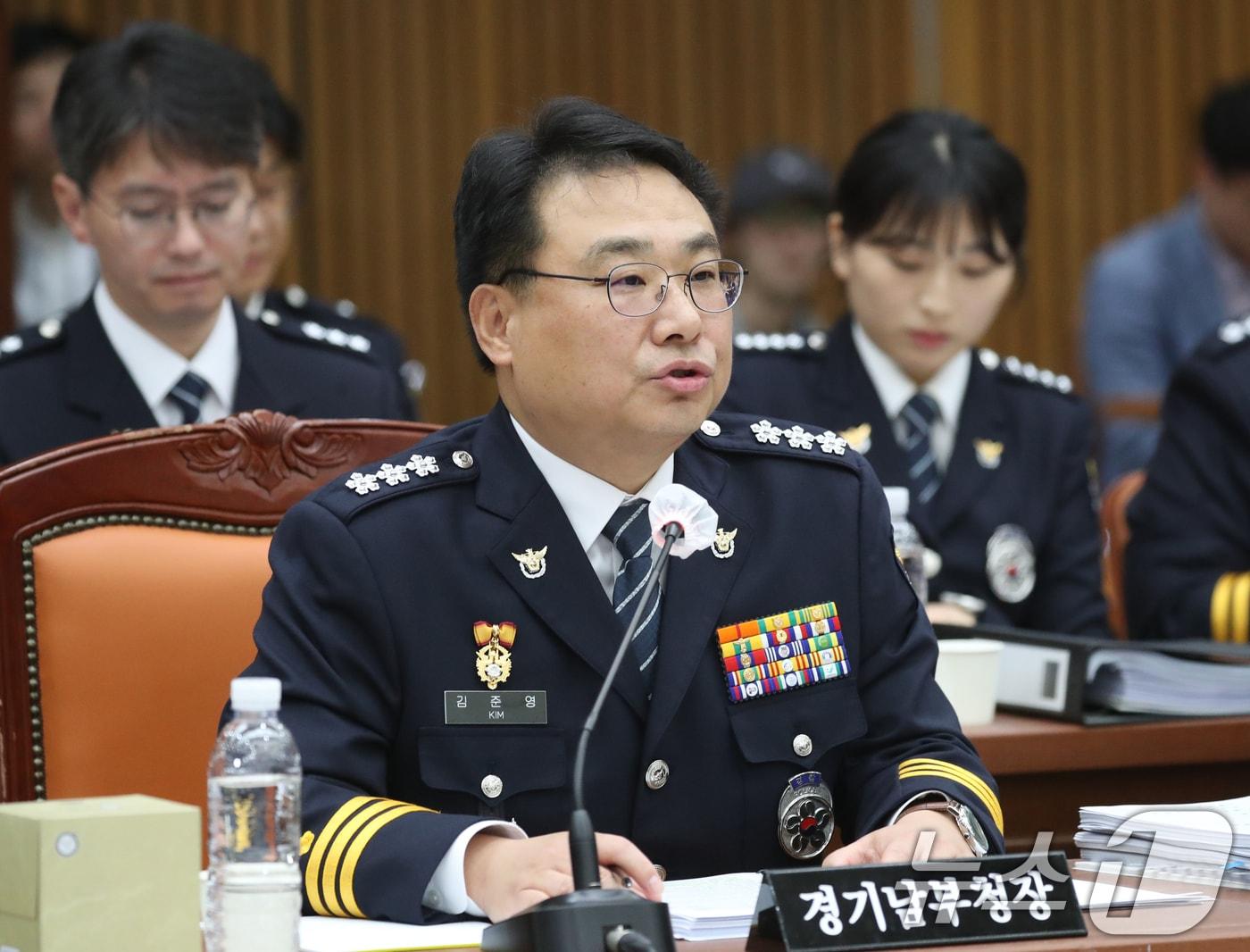 본문 이미지 - 김준영 경기남부경찰청장이 14일 오후 경기 수원시 장안구 경기남부경찰청에서 열린 국회 행정안전위원회의 경기남부·북부경찰청에 대한 국정감사에서 의원 질의에 답하고 있다. 2024.10.14/뉴스1 ⓒ News1 김영운 기자