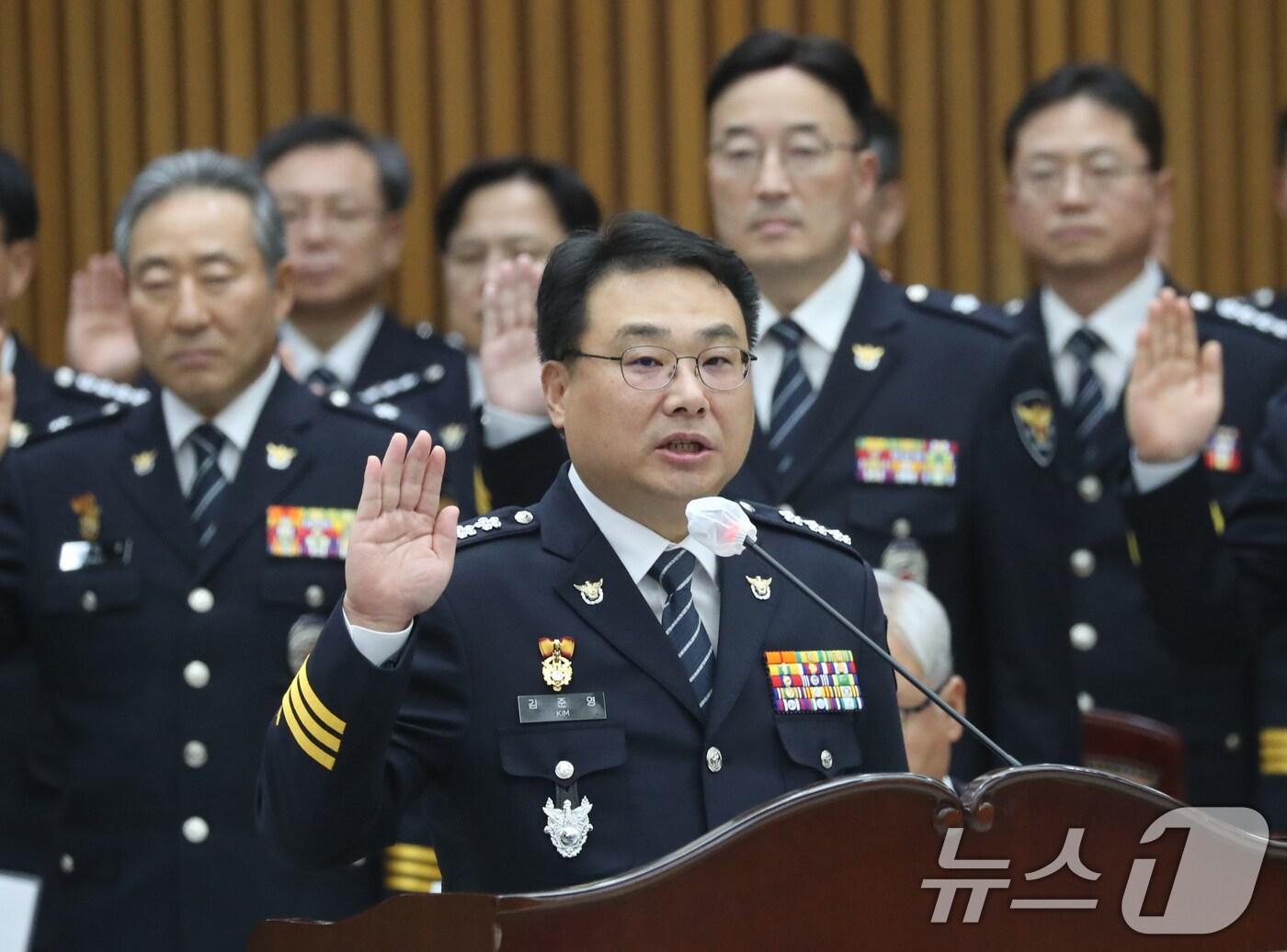 본문 이미지 - 김준영 경기남부경찰청장이 지난 10월 14일 오후 경기 수원시 장안구 경기남부경찰청에서 열린 국회 행정안전위원회의 경기남부·북부경찰청에 대한 국정감사에 앞서 증인 선서를 하고 있다. /뉴스1 ⓒ News1 김영운 기자