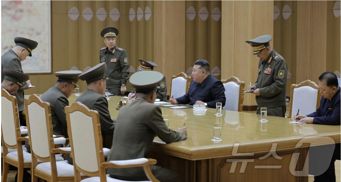 본문 이미지 - (평양 노동신문=뉴스1) = 북한 노동당 기관지 노동신문은 15일 "김정은 동지께서 지난 14일 국방 및 안전 분야에 관한 협의회를 소집했다"라고 보도했다.[국내에서만 사용가능. 재배포 금지. DB 금지. For Use Only in the Republic of Korea. Redistribution Prohibited] rodongphoto@news1.kr