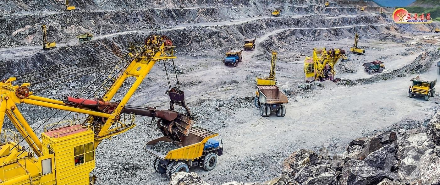 본문 이미지 - (평양 노동신문=뉴스1) = 북한 노동당 기관지 노동신문은 15일 무산광산연합기업소 노동자들의 모습을 보도하며 "증산 투쟁을 힘있게 벌려야 한다"라고 밝혔다. [국내에서만 사용가능. 재배포 금지. DB 금지. For Use Only in the Republic of Korea. Redistribution Prohibited] rodongphoto@news1.kr