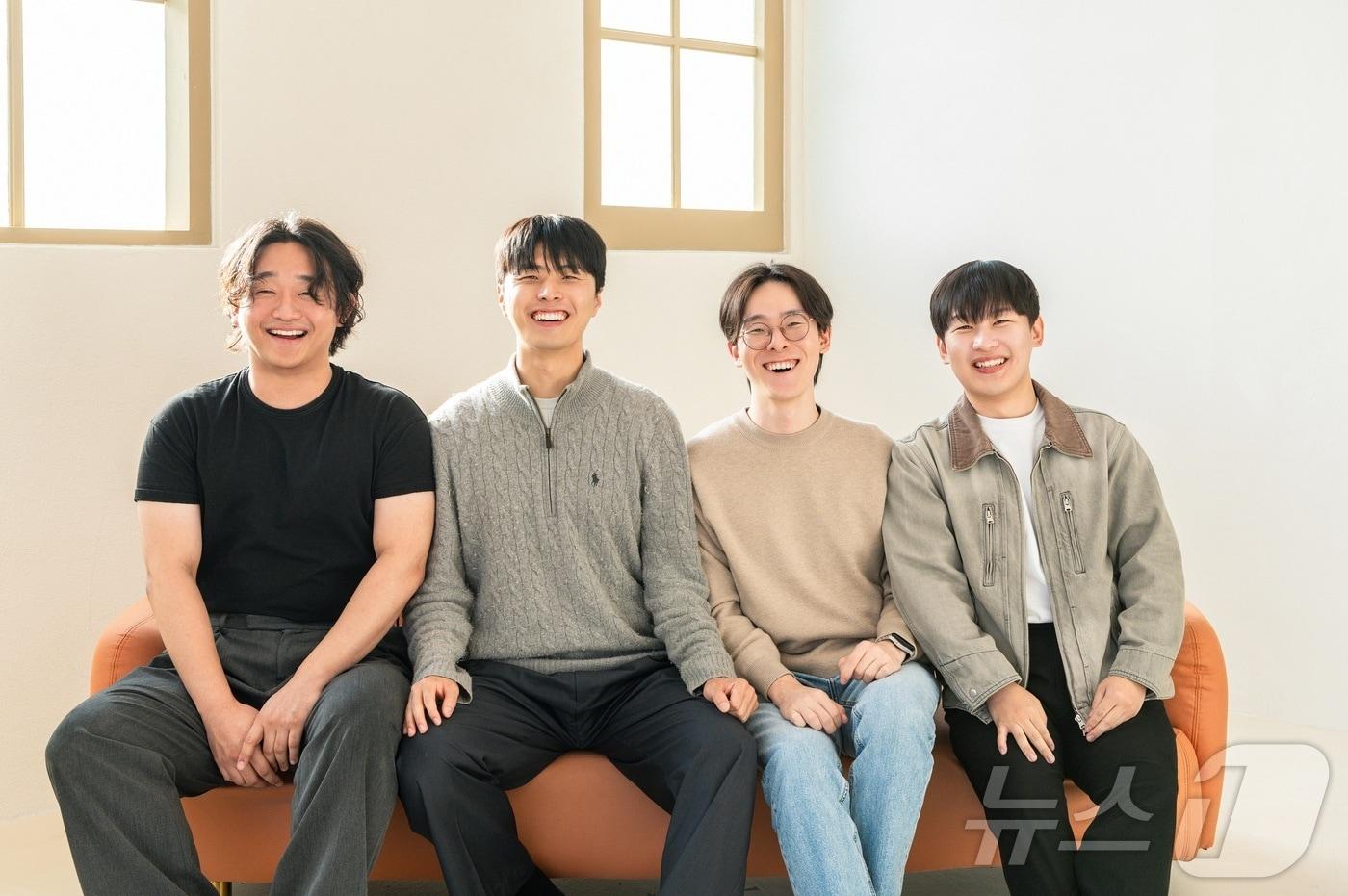 도진우 도비스튜디오 대표(왼쪽에서 두번째)와 왼쪽부터 순서대로 채정우, 안상호, 서창덕 공동창업자(도비스튜디오 제공)