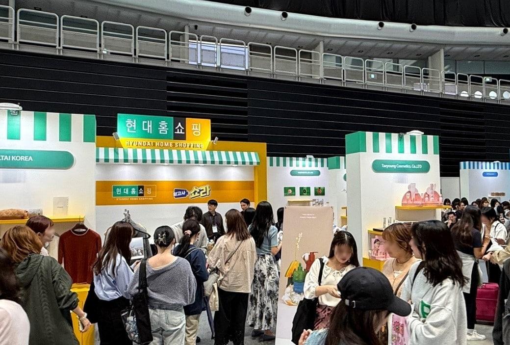 본문 이미지 - 일본 도쿄에서 열린 &#39;2024 도쿄 한류박람회&#39;의 현대홈쇼핑 부스가 관람객들로 북적이고 있다. &#40;현대홈쇼핑 제공&#41;