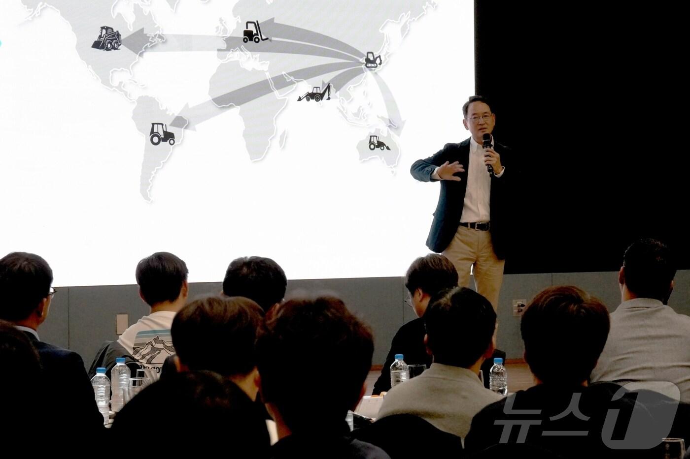 본문 이미지 - 스캇 박 두산밥캣 부회장이 두산모트롤 임직원 200여 명과의 첫 타운홀 미팅에서 두산모트롤의 비전을 전하고 있다(두산밥캣 제공)