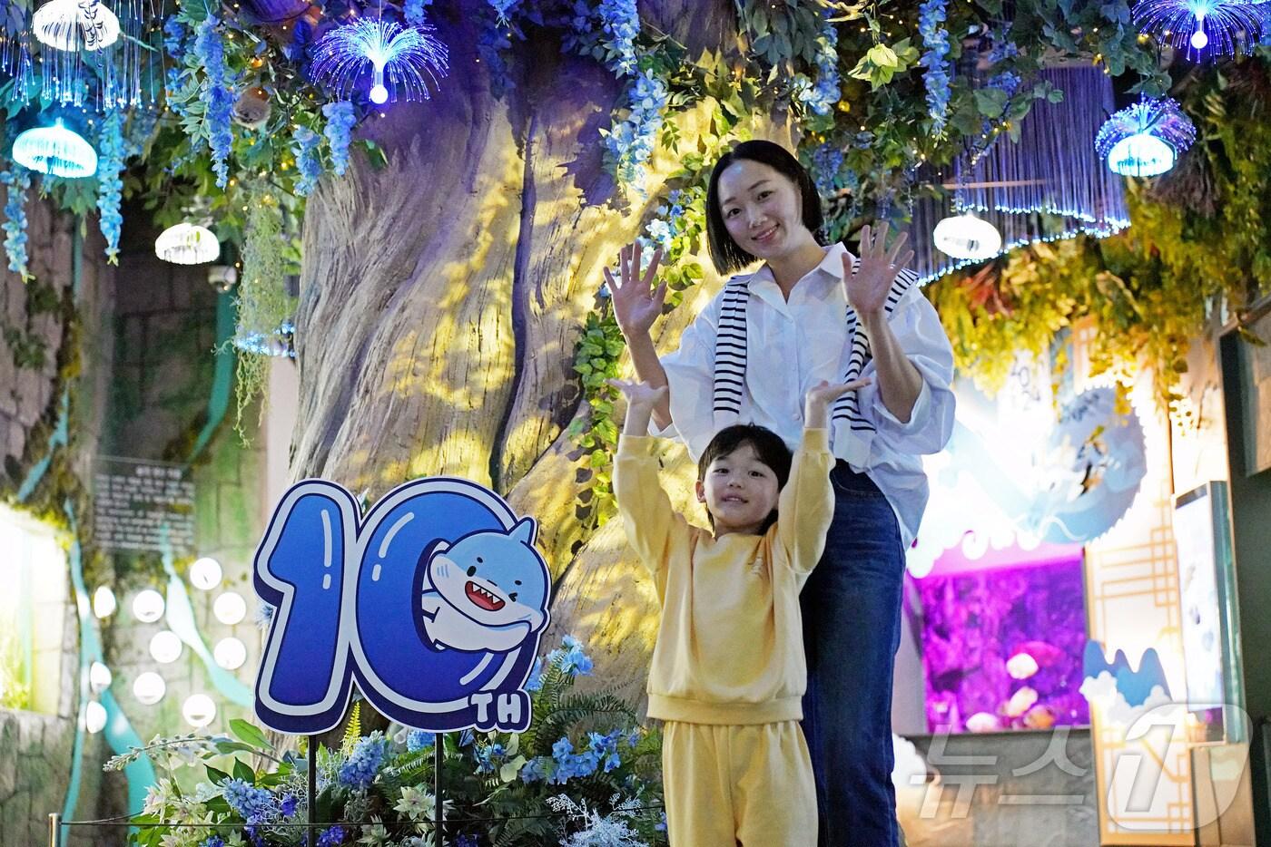 본문 이미지 - 롯데월드 아쿠아리움 개장 10주년 포토존 (롯데월드 제공)