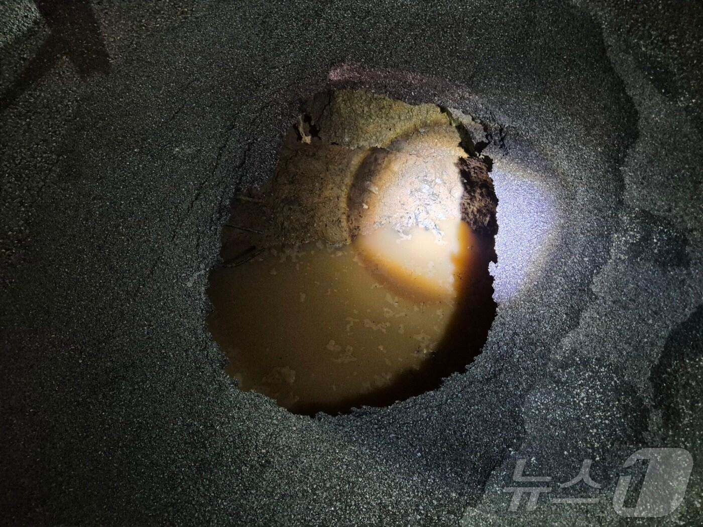 본문 이미지 - 15일 오전 1시쯤 광주 광산구 하남산단7번로 하남4교 인근에서 폭 2m, 깊이 2.5m의 싱크홀이 발생한 모습. &#40;광주 광산구 제공&#41; 2024.10.15/뉴스1 