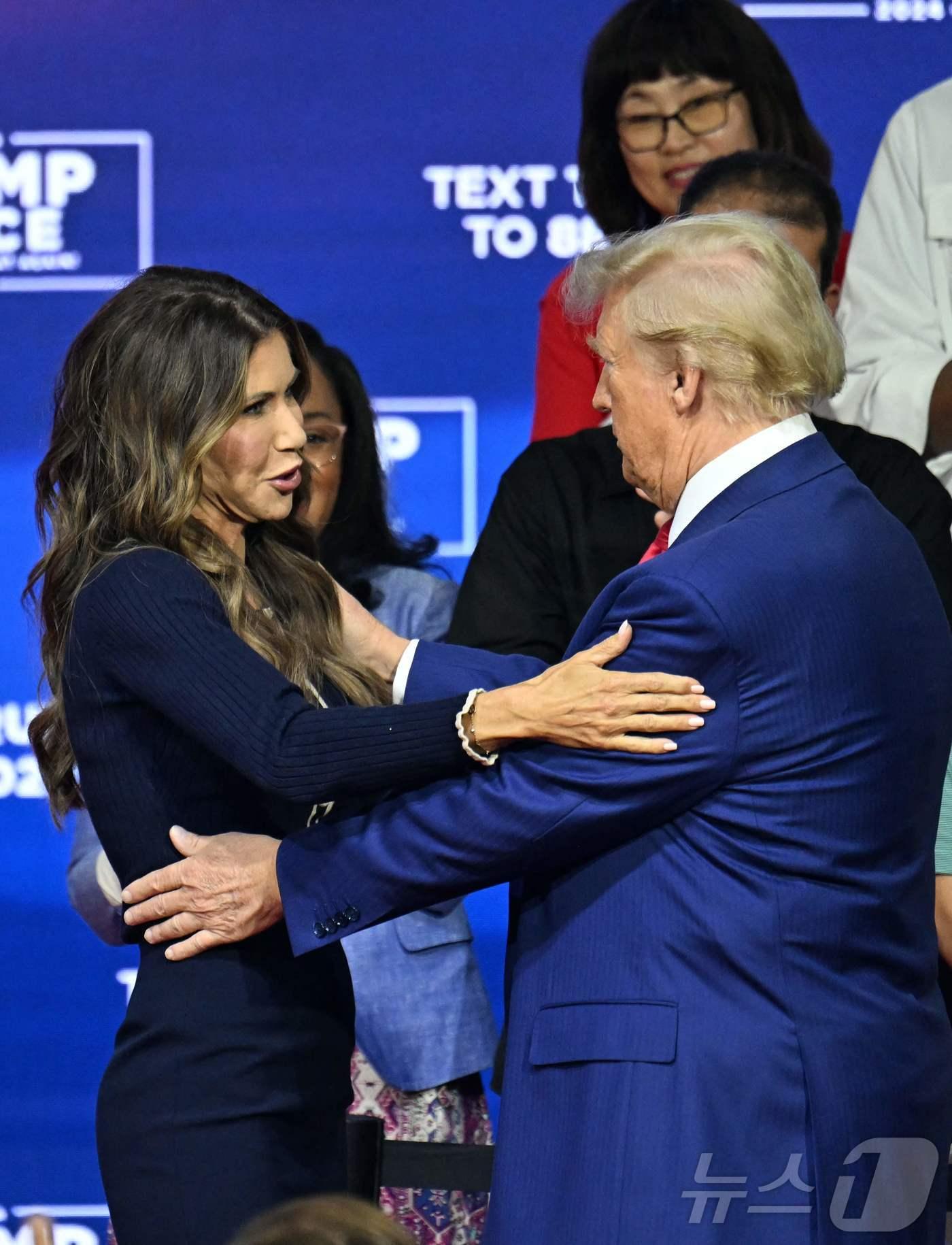 본문 이미지 - 미국 공화당 대통령 후보 도널드 트럼프 전 대통령이 14일 (현지시간) 펜실베이니아주 오크스에 있는 그레이터 필라델피아 엑스포 센터에서 열린 타운 홀 행사서 크리스티 놈 사우스다코타 주지사를 환영하고 있다. 2024.10.15 ⓒ AFP=뉴스1 ⓒ News1 우동명 기자