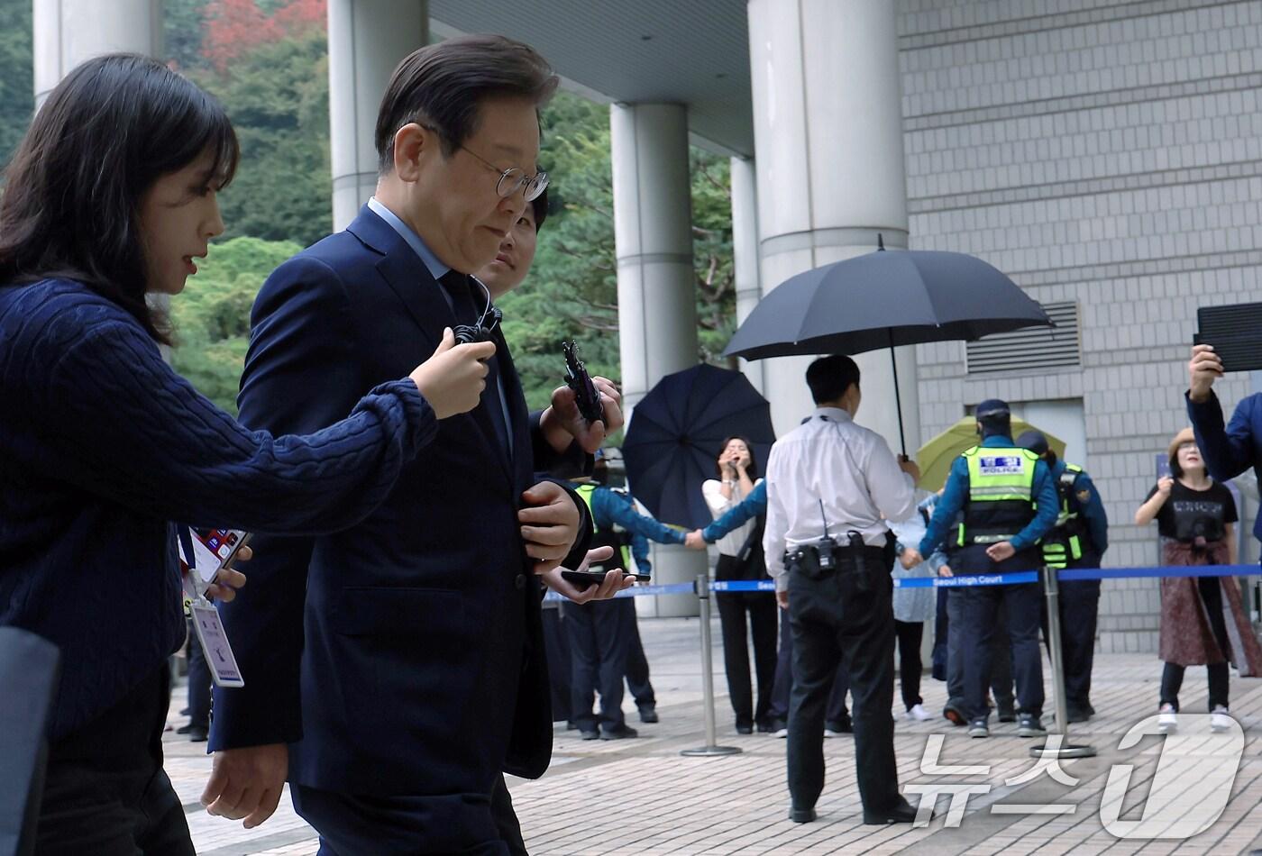이재명 더불어민주당 대표가 15일 오전 서울 서초구 서초동 중앙지방법원에서 열린 '대장동 배임·성남FC 뇌물' 특정범죄가중처벌등에관한법률위반(뇌물) 등 1심 공판 출석을 위해 도착, 취재진의 질문을 받으며 법정으로 향하고 있다. 2024.10.15/뉴스1 ⓒ News1 박정호 기자