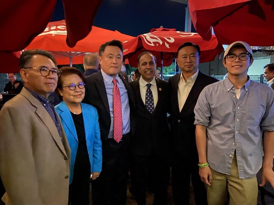 본문 이미지 - 라자 크리스나무디&#40;사진 가운데&#41; 연방하원의원과 함께한 한인 지지자들. 왼쪽 세 번째 오희영 수석부회장, 다섯 번째 이진 교육위원. 2024.10.14/사진=메인타운십 민주당협의회