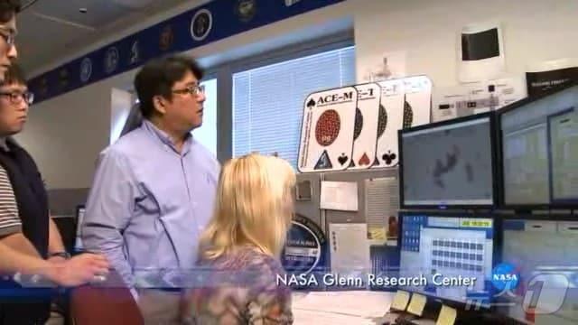 본문 이미지 - 이창수 교수의 지상에서 국제우주정거장 우주실험 조정 장면 (충남대 제공)/뉴스1