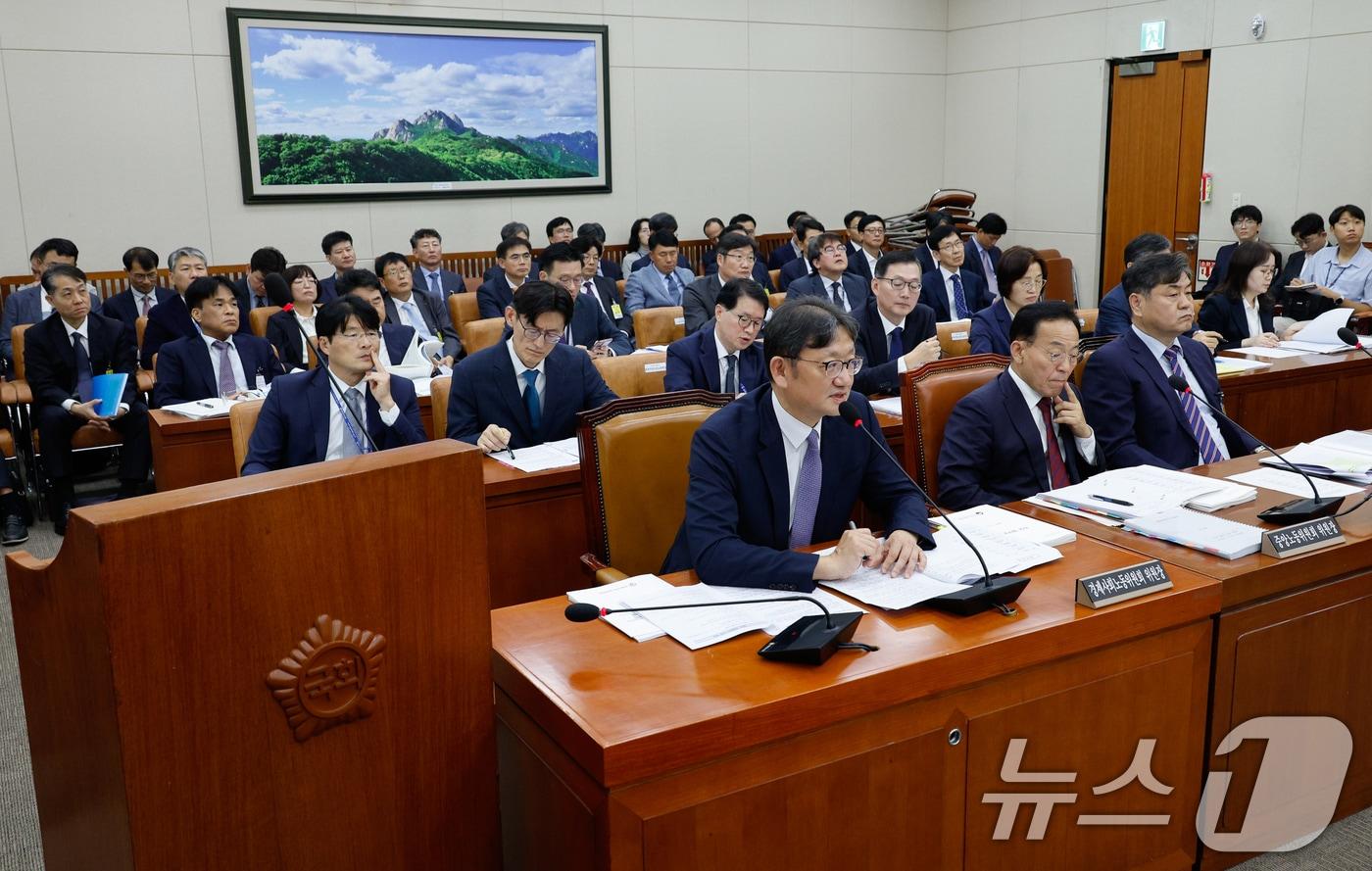 권기섭 경제사회노동위원회 위원장이 15일 오전 서울 여의도 국회 환경노동위원회에서 열린 경제사회노동위원회·중앙노동위원회·최저임금위원회 등에 대한 국정감사에 출석해 의원 질의에 답하고 있다. 2024.10.15/뉴스1 ⓒ News1 안은나 기자