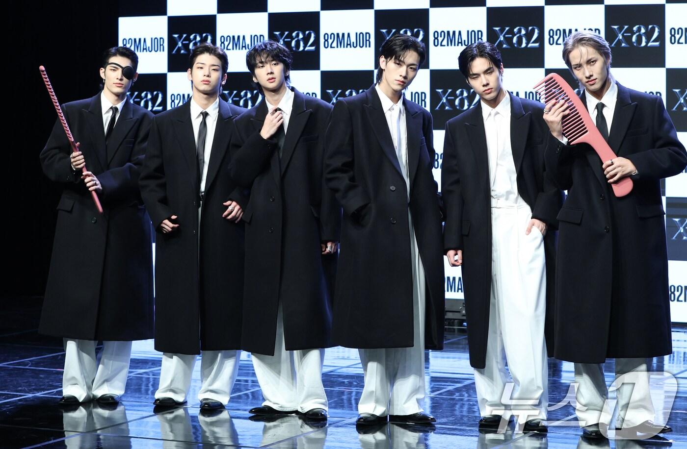 본문 이미지 - 그룹 82메이저(82MAJOR)가 15일 서울 강남구 일지아트홀에서 열린 미니 2집 'X-82(엑스-82)' 발매 쇼케이스에서 포즈를 취하고 있다. 2024.10.15/뉴스1 ⓒ News1 권현진 기자