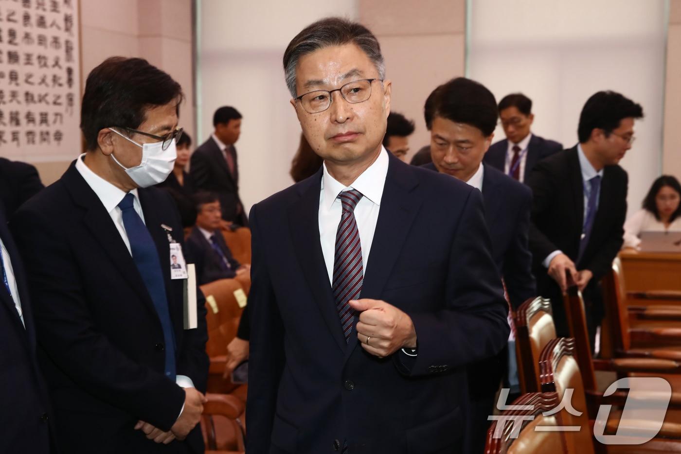 본문 이미지 - 최재해 감사원장이 15일 오전 서울 여의도 국회에서 열린 법제사법위원회의 감사원에 대한 국정감사가 정회되자 국정감사장을 나서고 있다.2024.10.15/뉴스1 ⓒ News1 이광호 기자