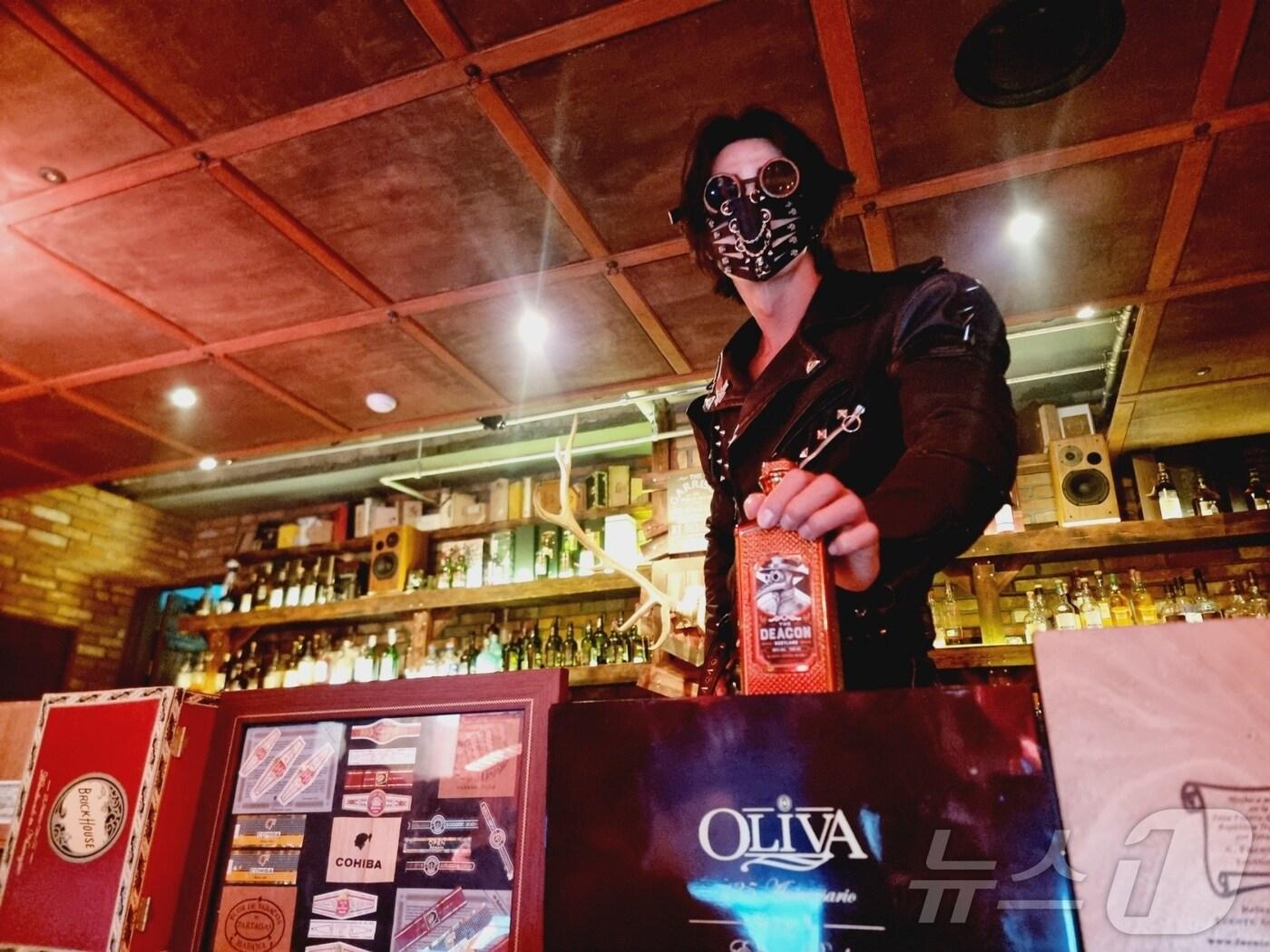 본문 이미지 - 페르노리카 코리아가 15일 서울 강남구 압구정의 한 바에서 차세대 블렌디드 스카치 위스키 &#39;더 디콘&#39; 출시 기념 기자간담회를 진행했다. ⓒ News1 이형진 기자