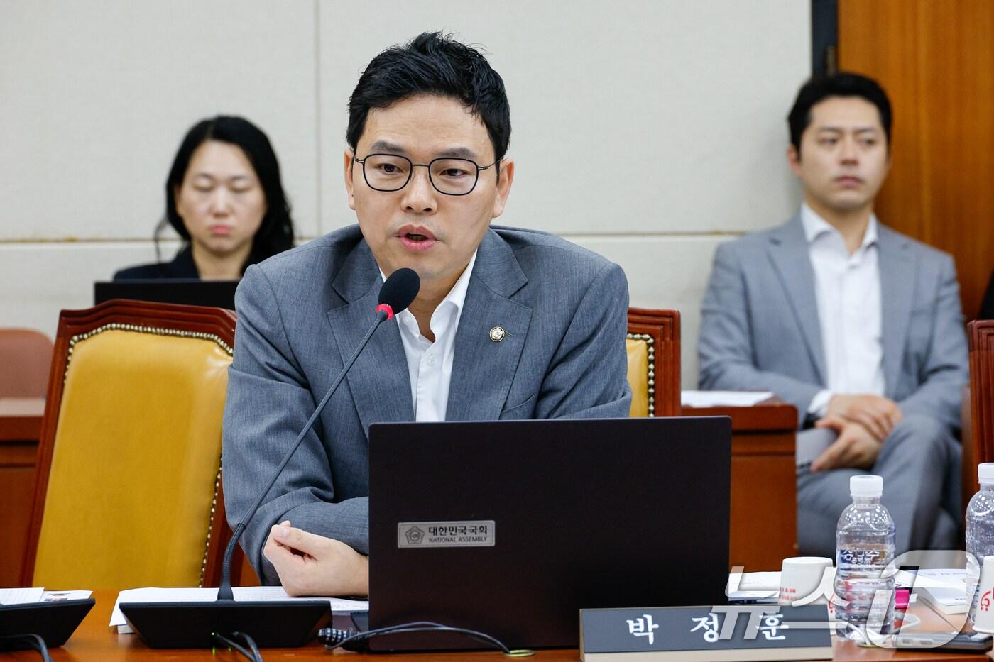 본문 이미지 - 박정훈 국민의힘 의원이 15일 오전 서울 여의도 국회 과학기술정보방송통신위원회에서 열린 방송통신위원회 국정감사에서 최민희 위원장을 향해 편파적이라며 발언하는 모습. 2024.10.15/뉴스1 ⓒ News1 안은나 기자