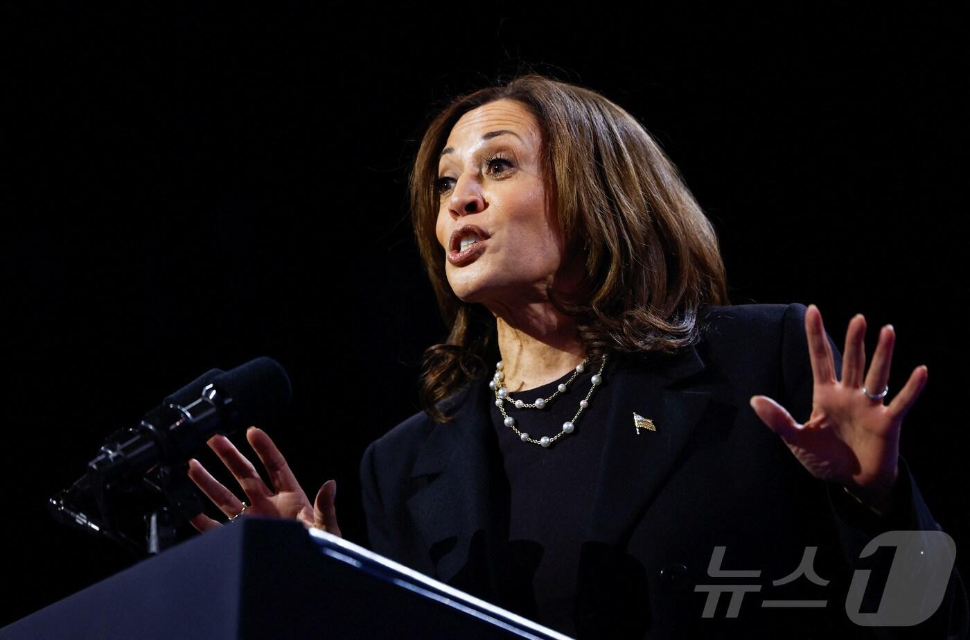 본문 이미지 - 14일(현지시간) 미국 민주당 대선후보인 카멀라 해리스 부통령이 펜실베이니아주 에리에서 열린 선거 유세에서 연설하고 있다. 2024.10.14 ⓒ 로이터=뉴스1 ⓒ News1 김지완 기자