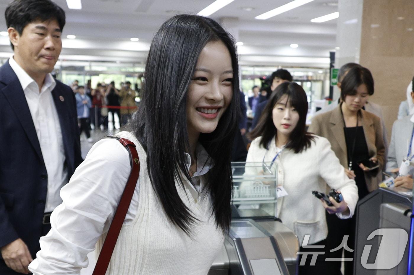 본문 이미지 - 그룹 뉴진스(NewJeans)의 하니가 15일 오후 서울 여의도 국회에서 환경노동위원회 국정감사에 참고인 신분으로 출석하기 위해 본청으로 들어서고 있다. 2024.10.15/뉴스1 ⓒ News1 안은나 기자