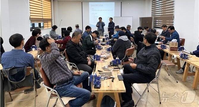 본문 이미지 - 옥천묘목산업특구대학 접목기술자 양성 과정 교육 모습(옥천군 제공) /뉴스1 