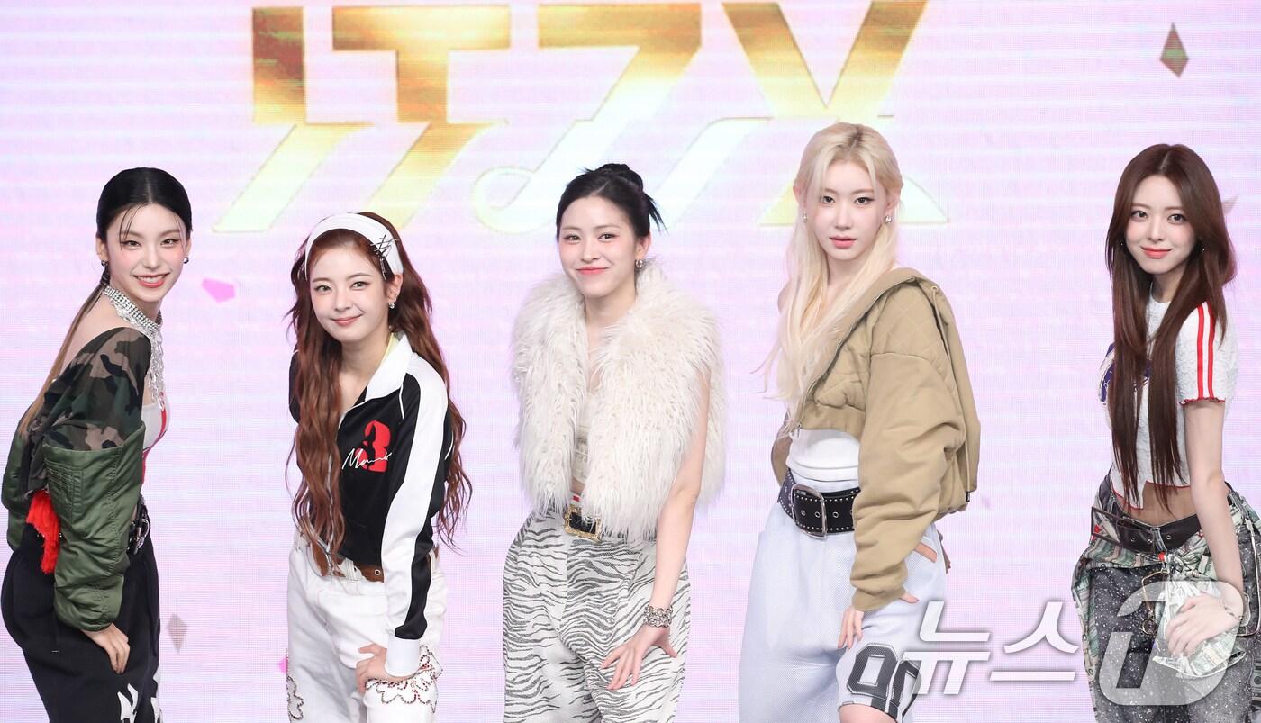 본문 이미지 - 그룹 있지의 예지(왼쪽부터)와 리아, 류진, 채령, 유나가 15일 오후 서울 영등포구 여의도 콘래드호텔에서 가진 새 미니앨범 'GOLD' 발매기념 기자간담회에 참석해 포즈를 취하고 있다. 2024.10.15/뉴스1 ⓒ News1 권현진 기자