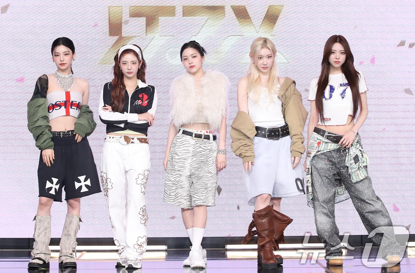 그룹 있지의 예지(왼쪽부터)와 리아, 류진, 채령, 유나가 15일 오후 서울 영등포구 여의도 콘래드호텔에서 가진 새 미니앨범 'GOLD' 발매기념 기자간담회에 참석해 포즈를 취하고 있다. 2024.10.15/뉴스1 ⓒ News1 권현진 기자