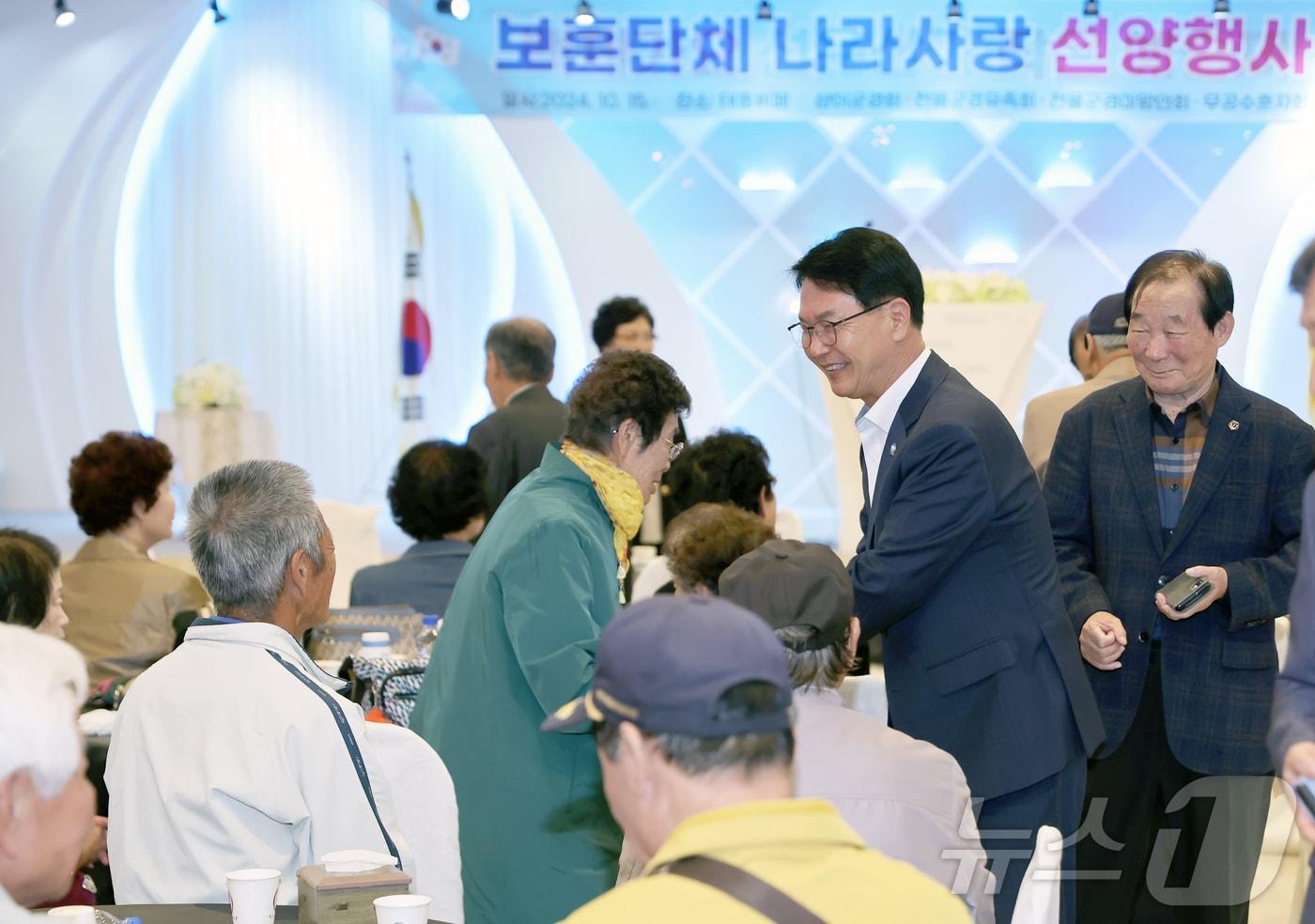  고창군이 15일 관내 4개 보훈단체와 함께 2024년 나라사랑 선양행사를 개최했다. 심덕섭 군수가 참가자들과 악수하고 있다.(고창군 제공)2024.10.15/뉴스1