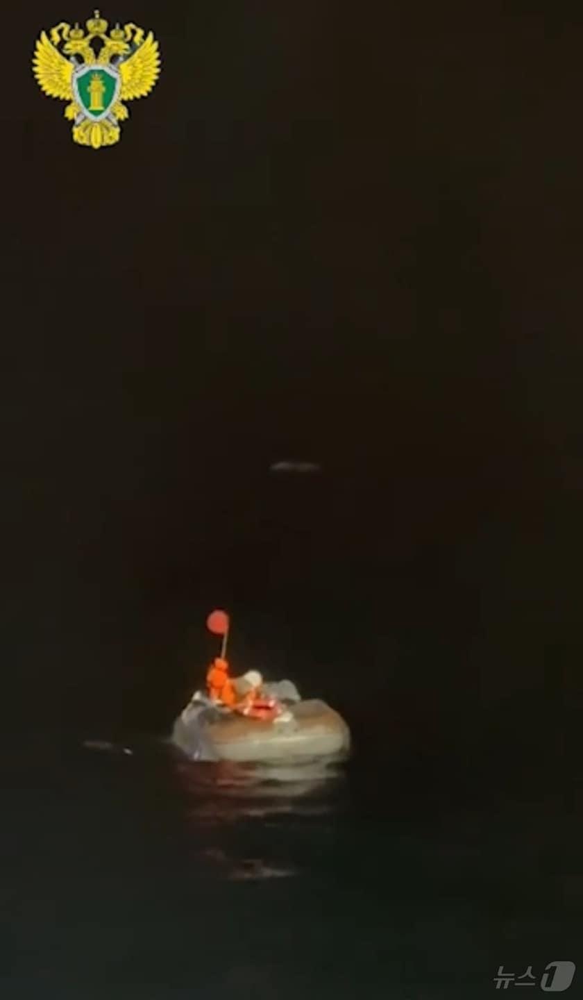 본문 이미지 - 67일 동안 태평양 해역을 표류하던 남성이 가까스로 구출됐다.&#40;러시아 매체 SHOT 갈무리&#41;.