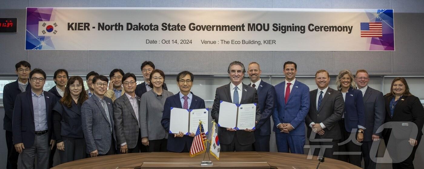 에너지연-노스다코타 주 관계자들이 업무협약 체결 후 기념촬영을 하고 있다.(에너지연 제공)/뉴스1