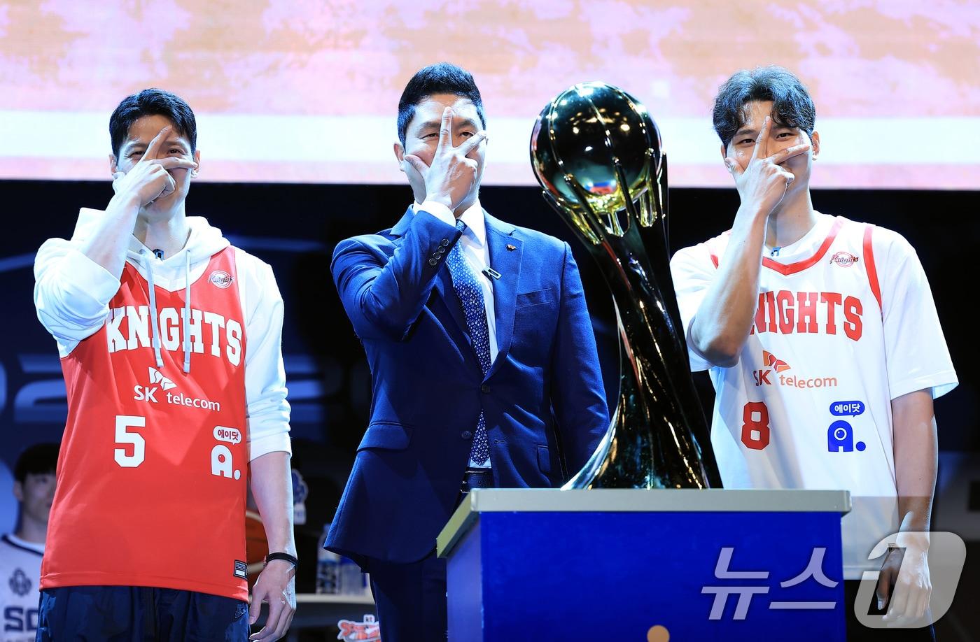 SK 전희철 감독과 김선형, 안영준 선수가 15일 오후 서울 용산구 한남동 블루스퀘어 마스터카드홀에서 열린 2024-2025 KCC 프로농구 개막 미디어데이에 참석해 포즈를 취하고 있다. 2024.10.15/뉴스1 ⓒ News1 박정호 기자