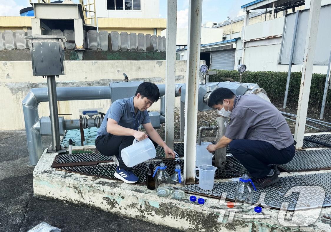본문 이미지 - 민관 합동 점검반이 환경오염물질 배출 사업장에서 폐수 시료를 채수하고 있다.(전남광주 제공) ⓒ 뉴스1 박준배 기자