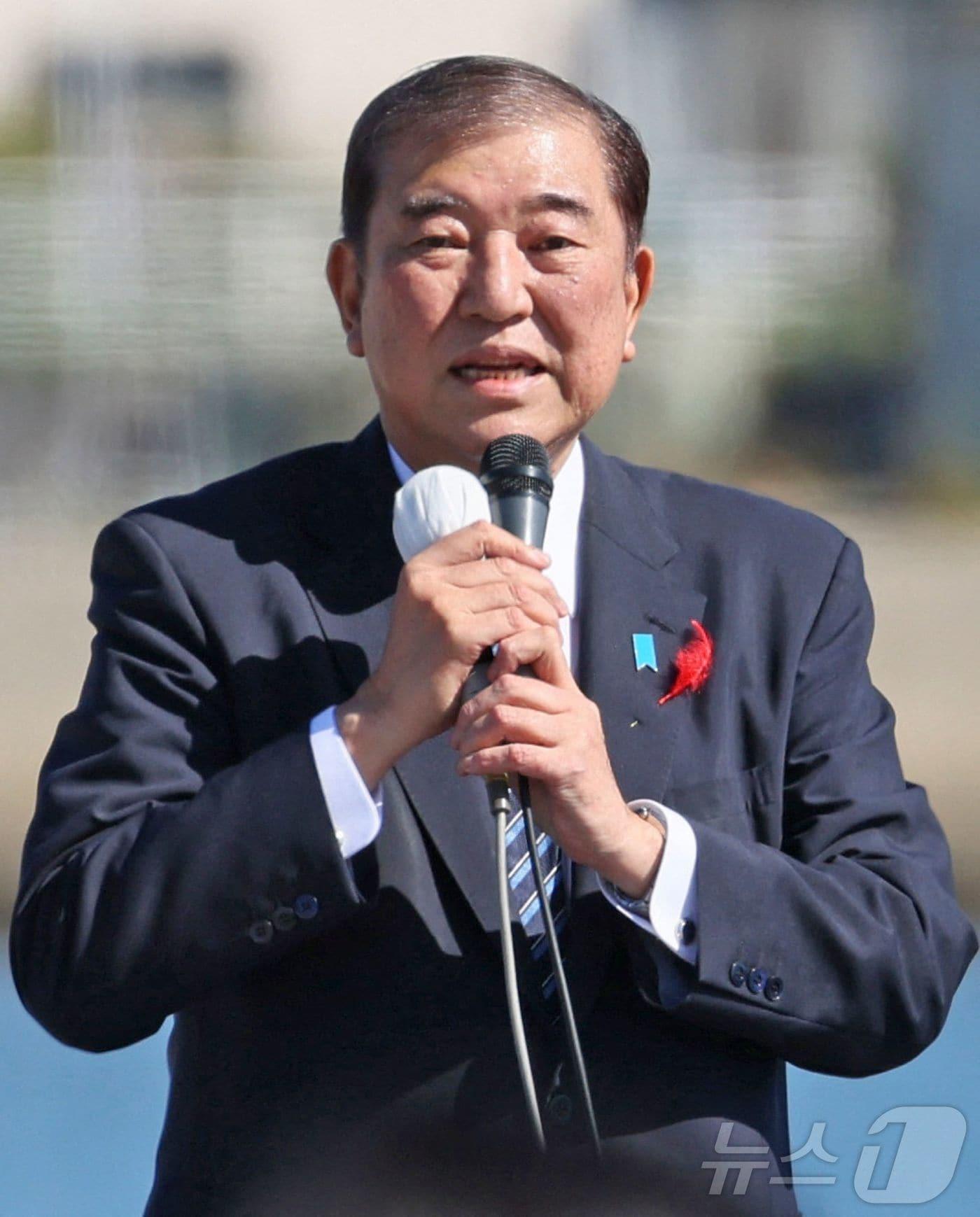 본문 이미지 - 15일 일본 후쿠시마현 이와키시에서 열린 중의원 선거 유세에서 집권 자민당 총재인 이시바 시게루 총리가 연설하고 있다. 중의원 선거는 오는 27일 치러질 예정이다. 2024.10.15 ⓒ AFP=뉴스1 ⓒ News1 김지완 기자