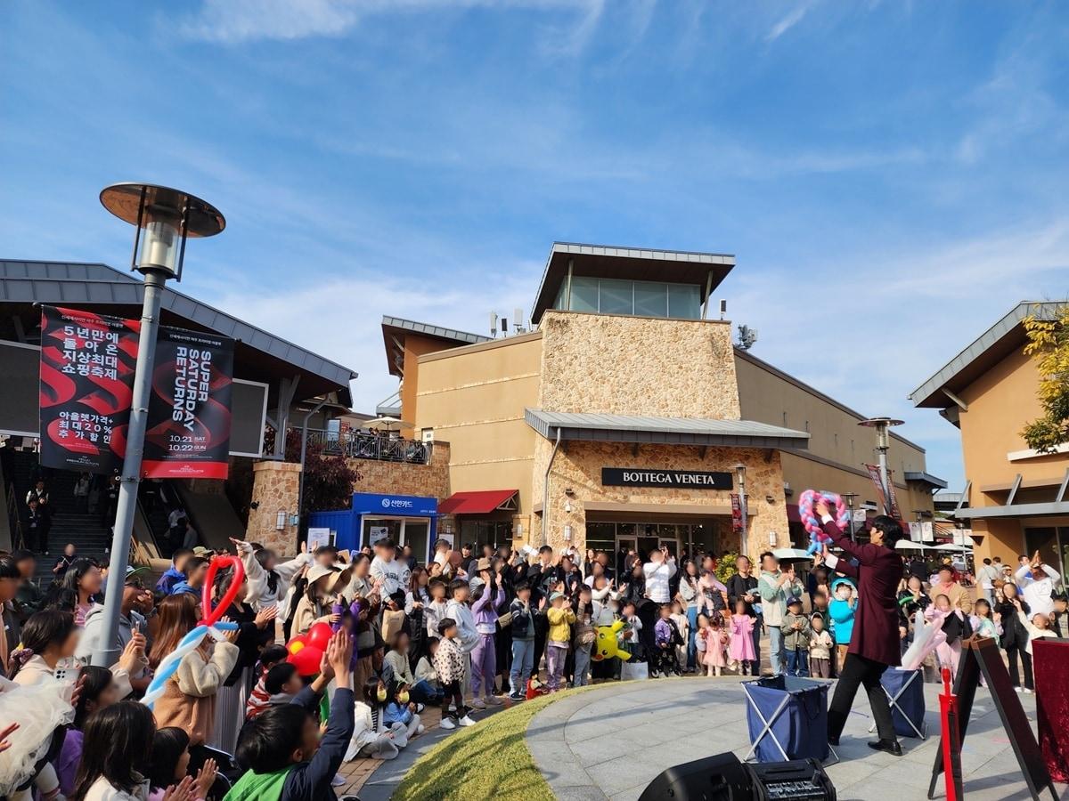 본문 이미지 - 지난해 10월 여주 프리미엄 아울렛 슈퍼 새터데이 행사 모습(신세계사이먼 제공).