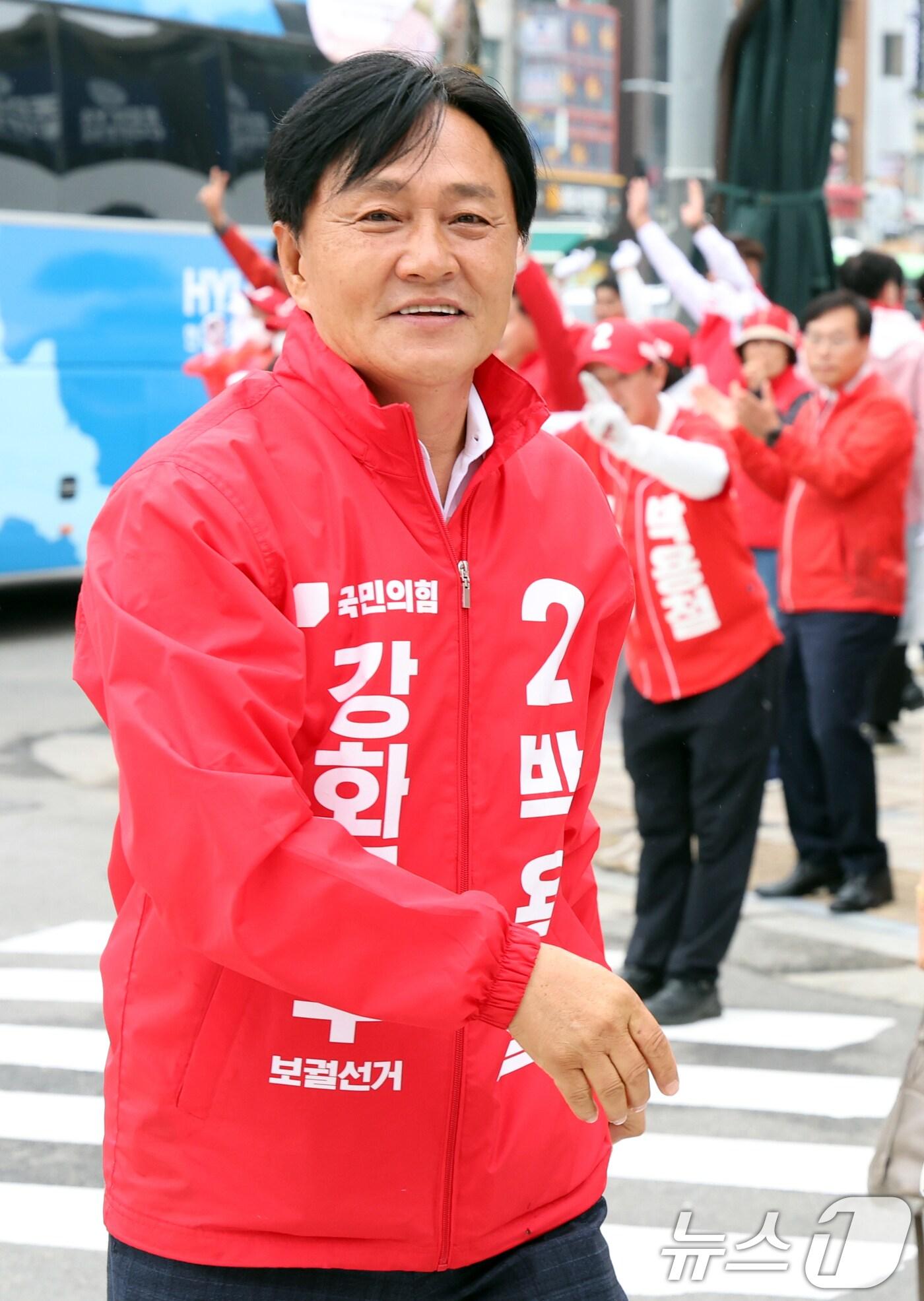 본문 이미지 - 10·16 재보궐선거에 출마한 국민의힘 박용철 인천 강화군수 후보가 15일 오후 강화군 강화읍 수협사거리에서 열린 총력유세에서 선거운동원에게 감사 인사를 하고 있다. 2024.10.15/뉴스1 ⓒ News1 김명섭 기자