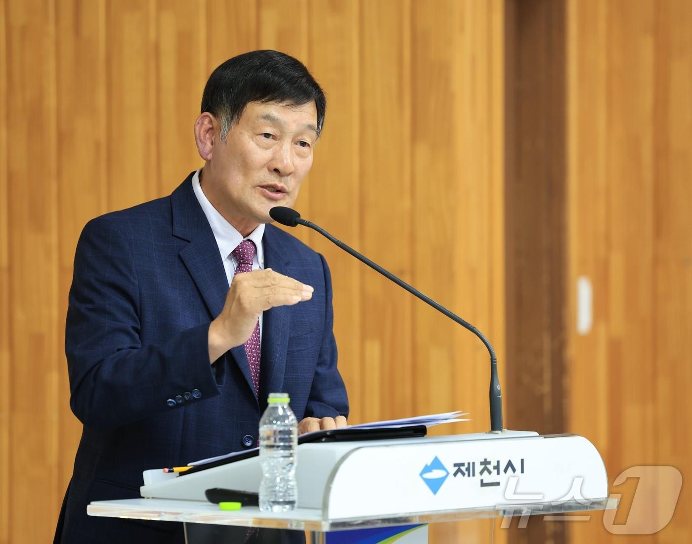 본문 이미지 - 의회 연구단체인 &#39;휴재생&#39; 회장을 맡은 박영기 의장이 공무 국외 출장 결과를 보고하고 있다.2024.10.15/뉴스1