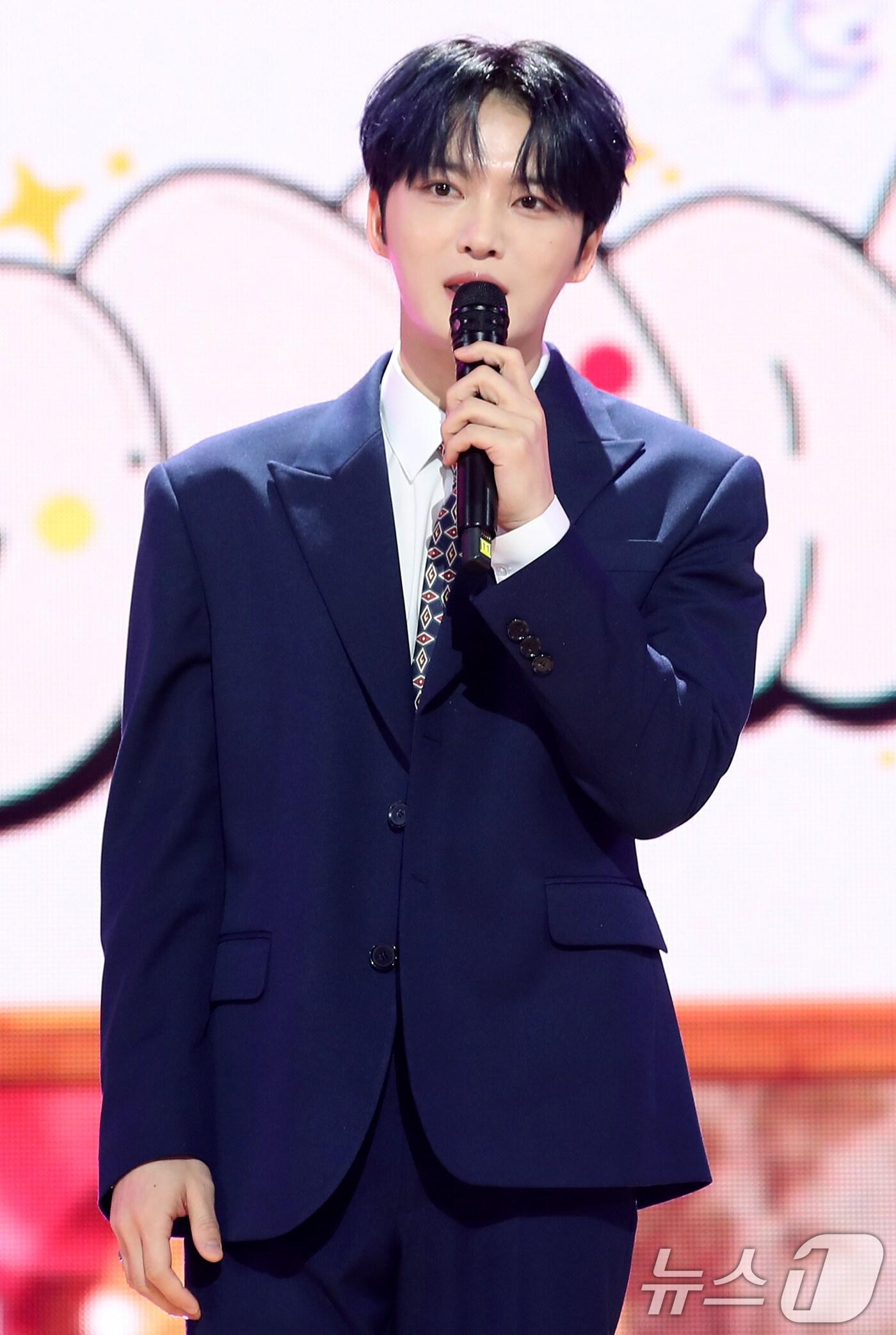 본문 이미지 - 가수 김재중이 15일 서울 강서구 등촌동 SBS 공개홀에서 열린 그룹 세이마이네임 첫 번째 미니앨범 ‘SAY MY NAME(세이 마이 네임)’ 발매 기념 쇼케이스에서 자신이 직접 제작한 세이마이네임을 응원하고 있다. 2024.10.15./뉴스1 ⓒ News1 권현진 기자