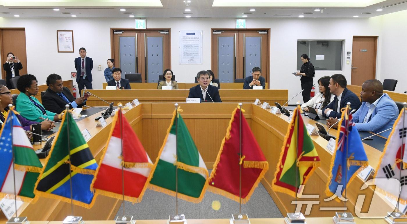 본문 이미지 - 이용철 행정안전부 국가기록원장이 15일 경기 성남시 나라기록관에서 아프리카, 남미, 아시아 7개국 기록관리 분야 공무원을 대상으로 열린 ‘디지털 기록관리 역량강화 연수 과정’ 입교식에 참석해 인사말을 하고 있다.  ⓒ 뉴스1 박지혜 기자