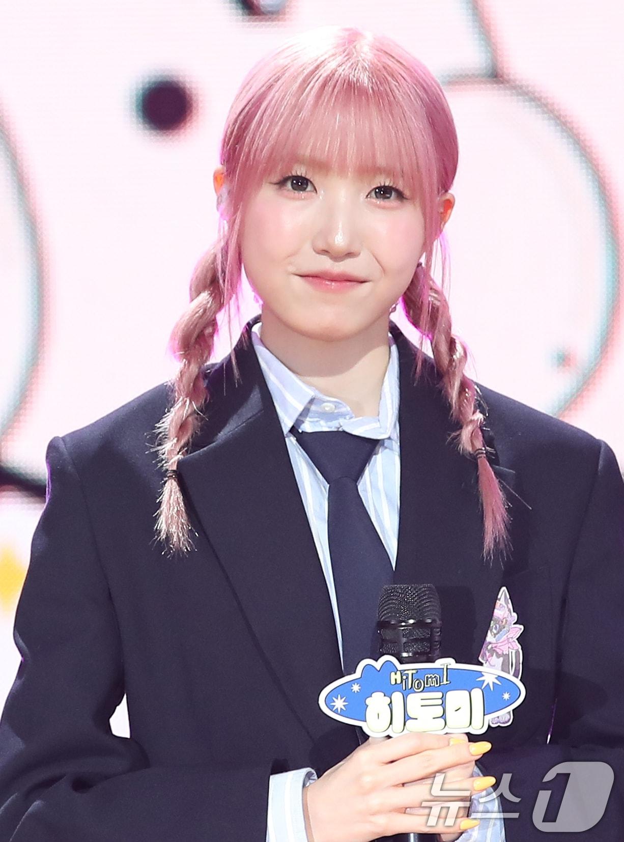 본문 이미지 - 그룹 세이마이네임 히토미가 15일 서울 강서구 등촌동 SBS 공개홀에서 가진 첫 번째 미니앨범 ‘SAY MY NAME(세이 마이 네임)’ 발매 기념 쇼케이스에서 신곡을 열창하고 있다. 2024.10.15/뉴스1 ⓒ News1 권현진 기자