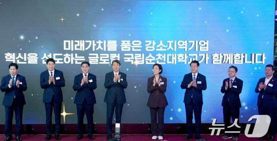 본문 이미지 - 김영록 전남도지사와 이주호 사회부총리 겸 교육부 장관, 오영주 중소벤처기업부 장관 등이 14일 전남 순천대에서 열린 '순천대 글로컬대학 강소지역기업 육성 비전 선포식'에서 강소지역기업 육성 퍼포먼스를 하고 있다. (전남도 제공) 2024.10.14/뉴스1 