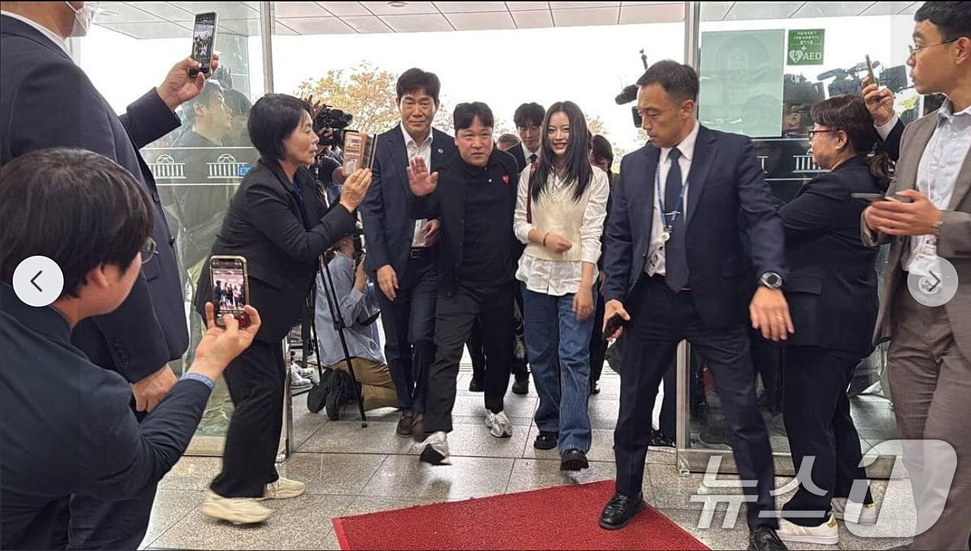 본문 이미지 - 그룹 뉴진스 멤버 하니(20·본명 하니 팜)가 15일 국회 환경노동위원회 국정감사장으로 참석한 가운데 국회 과학기술방송통신위원장인 최민희 더불어민주당 의원이 차에서 내린 하니를 바로 앞에서 촬영하는 모습이 포착됐다. (이기인 개혁신당 최고위원 페이스북 캡쳐) 2024.10.15/뉴스1