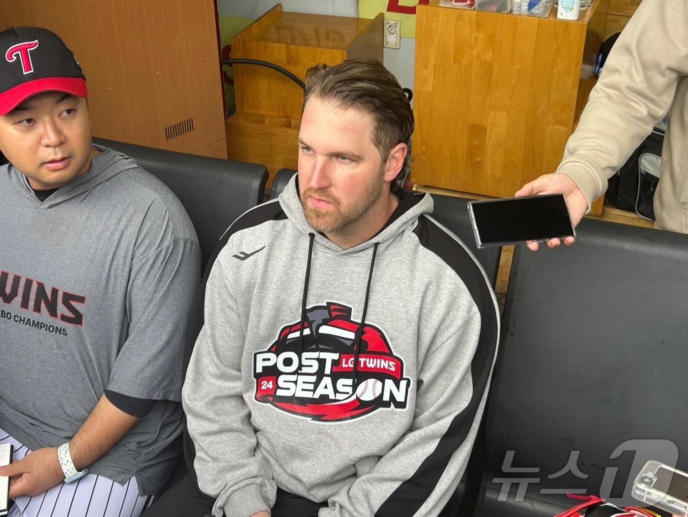 본문 이미지 - 15일 대구 삼성라이온즈파크에서 열릴 삼성과 LG의 플레이오프 2차전을 앞두고 취재진과 만난 LG 디트릭 엔스. 2024.10.15/뉴스1 ⓒ News1 문대현 기자 