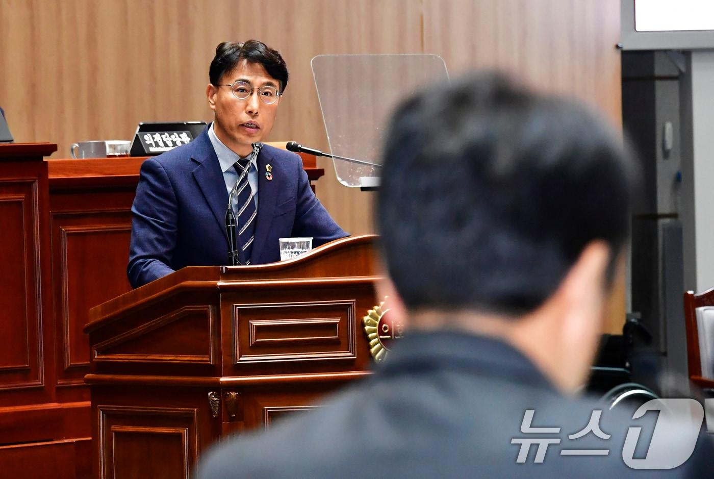 본문 이미지 - 박필순 광주시의원이 15일 열린 임시회 본회의 시정질문에서 "강기정 광주시장의 주요 공약 이행이 지지부진하다＂고 지적하고 있다. (광주시의회 제공)2024.10.15/뉴스1 