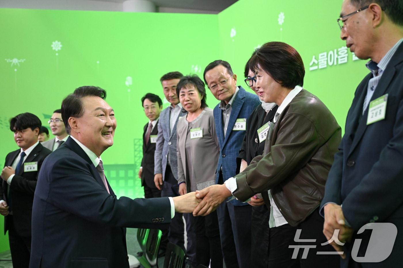 본문 이미지 - 윤석열 대통령이 15일 제주시 제주국제자유도시개발센터에서 '세계로 열린 청정한 섬, 글로벌 휴양도시 제주'를 주제로 열린 29번째 국민과 함께하는 민생토론회에서 참석자와 인사를 나누고 있다. (대통령실 제공) 2024.10.15/뉴스1 ⓒ News1 박지혜 기자