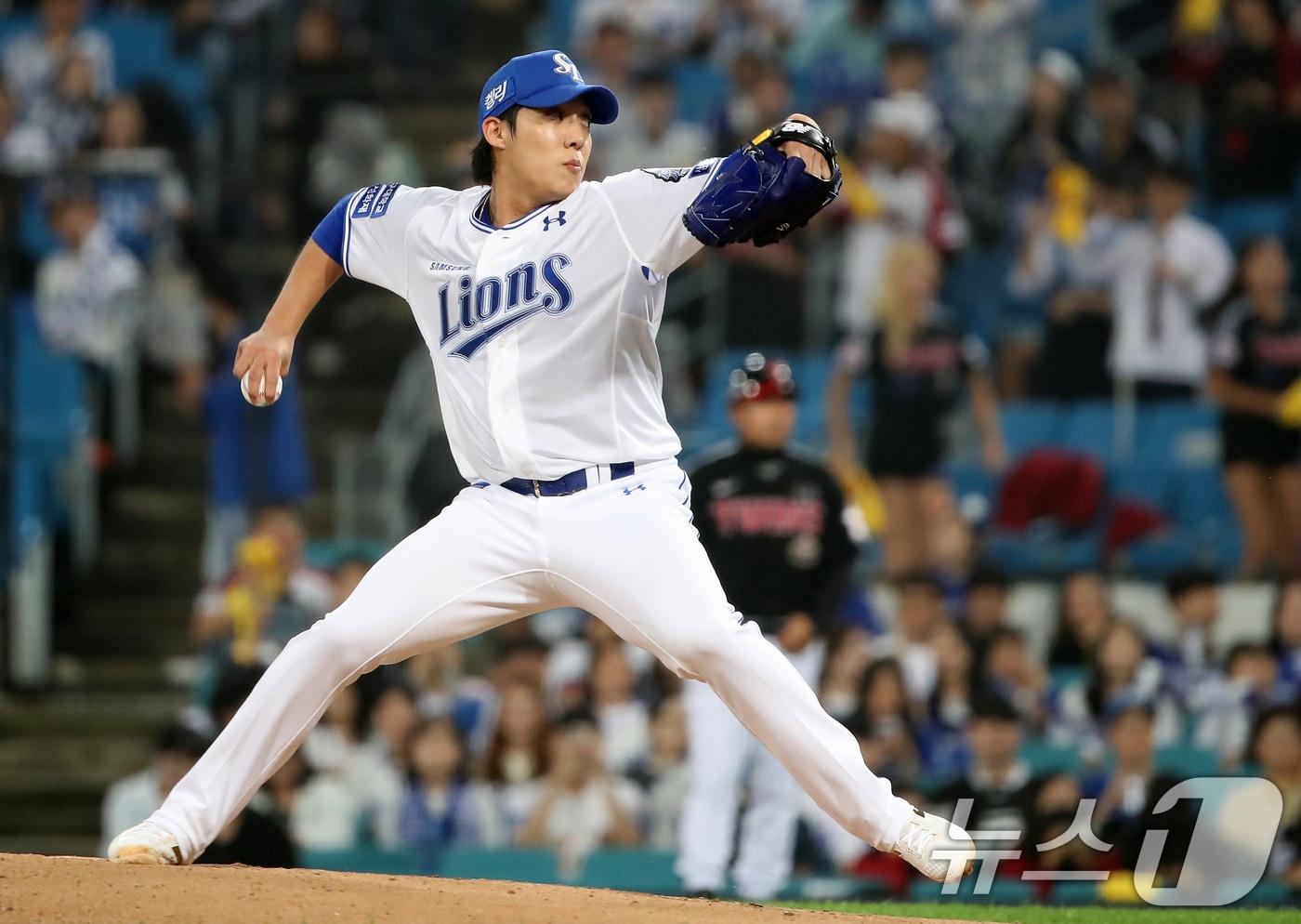 본문 이미지 - 15일 오후 대구 삼성라이온즈파크에서 열린 프로야구 '2024 신한 SOL 뱅크 KBO 포스트시즌' 플레이오프 2차전 LG 트윈스와 삼성 라이온즈의 경기, 1회초 삼성 선발투수 원태인이 역투하고 있다. 2024.10.15/뉴스1 ⓒ News1 공정식 기자