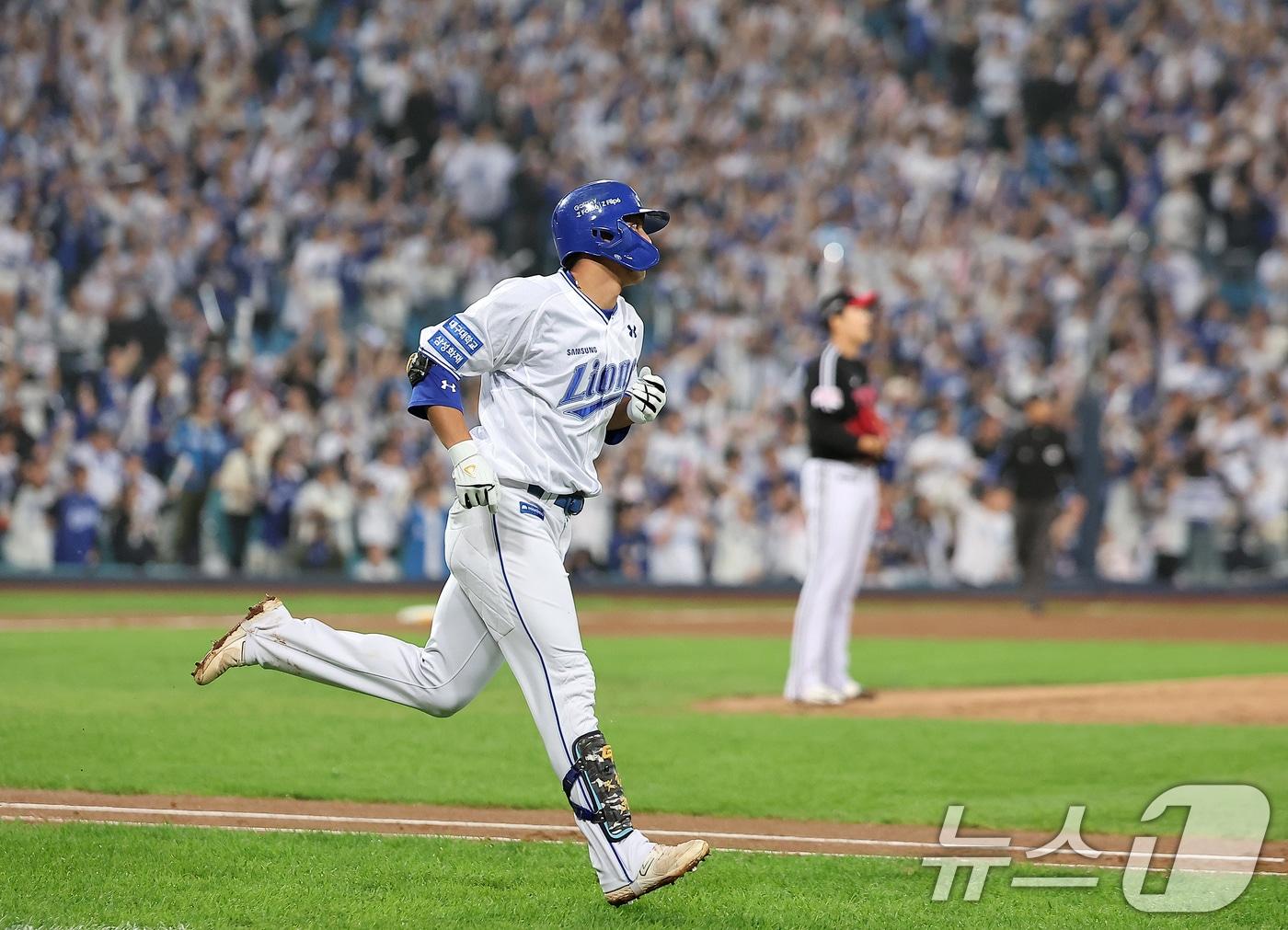 본문 이미지 - 15일 오후 대구 삼성라이온즈파크에서 열린 프로야구 '2024 신한 SOL 뱅크 KBO 포스트시즌' 플레이오프 2차전 LG 트윈스와 삼성 라이온즈의 경기, 삼성 김영웅이 2회말 2사 역전 솔로홈런을 친 뒤 그라운드를 돌고 있다. 2024.10.15/뉴스1 ⓒ News1 김진환 기자