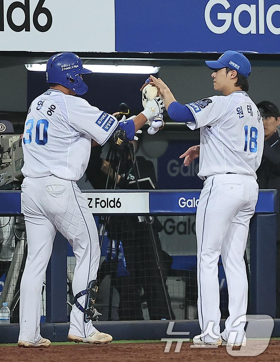 본문 이미지 - 15일 오후 대구 삼성라이온즈파크에서 열린 프로야구 '2024 신한 SOL 뱅크 KBO 포스트시즌' 플레이오프 2차전 LG 트윈스와 삼성 라이온즈의 경기, 삼성 김영웅이 2회말 2사 역전 솔로홈런을 친 뒤 선발 원태인과 기쁨을 나누고 있다. 2024.10.15/뉴스1 ⓒ News1 김진환 기자