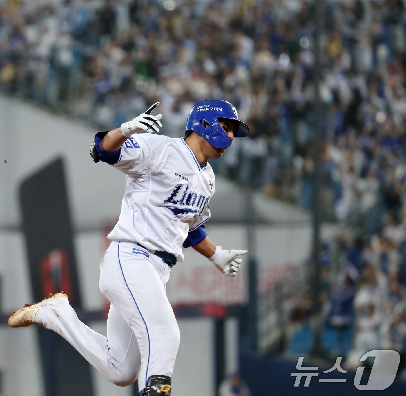 본문 이미지 - 15일 오후 대구 삼성라이온즈파크에서 열린 프로야구 '2024 신한 SOL 뱅크 KBO 포스트시즌' 플레이오프 2차전 LG 트윈스와 삼성 라이온즈의 경기, 2회말 2사 상황 삼성 8번타자 김영웅이 LG 선발 손주영을 상대로 우월 1점 홈런을 친 뒤 홈으로 달려가고 있다. 2024.10.15/뉴스1 ⓒ News1 공정식 기자