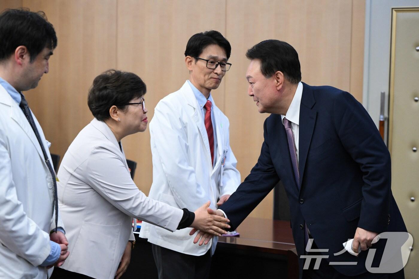 윤석열 대통령이 15일 제주시 제주대학교병원을 방문해 병원관계자 및 의료진과 인사를 나누고 있다. &#40;대통령실 제공&#41; 2024.10.15/뉴스1 ⓒ News1 박지혜 기자&#40;사진은 기사 내용과 무관함&#41; / 뉴스1 ⓒ News1