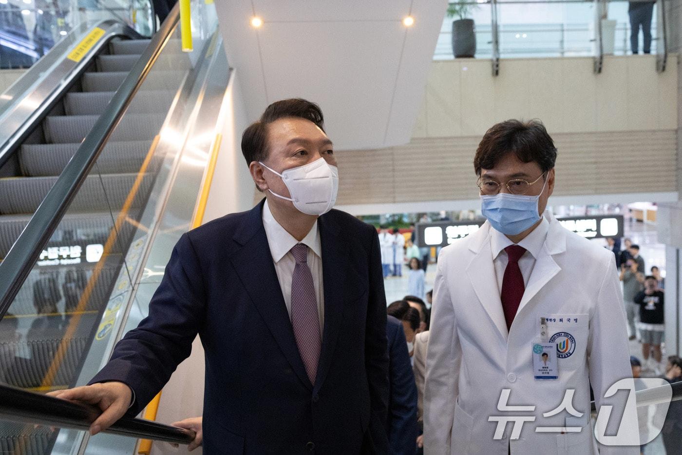 본문 이미지 - 윤석열 대통령이 15일 제주시 제주대학교병원을 찾아 최국명 병원장과 의료현장을 점검하고 있다. (대통령실 제공) 2024.10.15/뉴스1 ⓒ News1 박지혜 기자