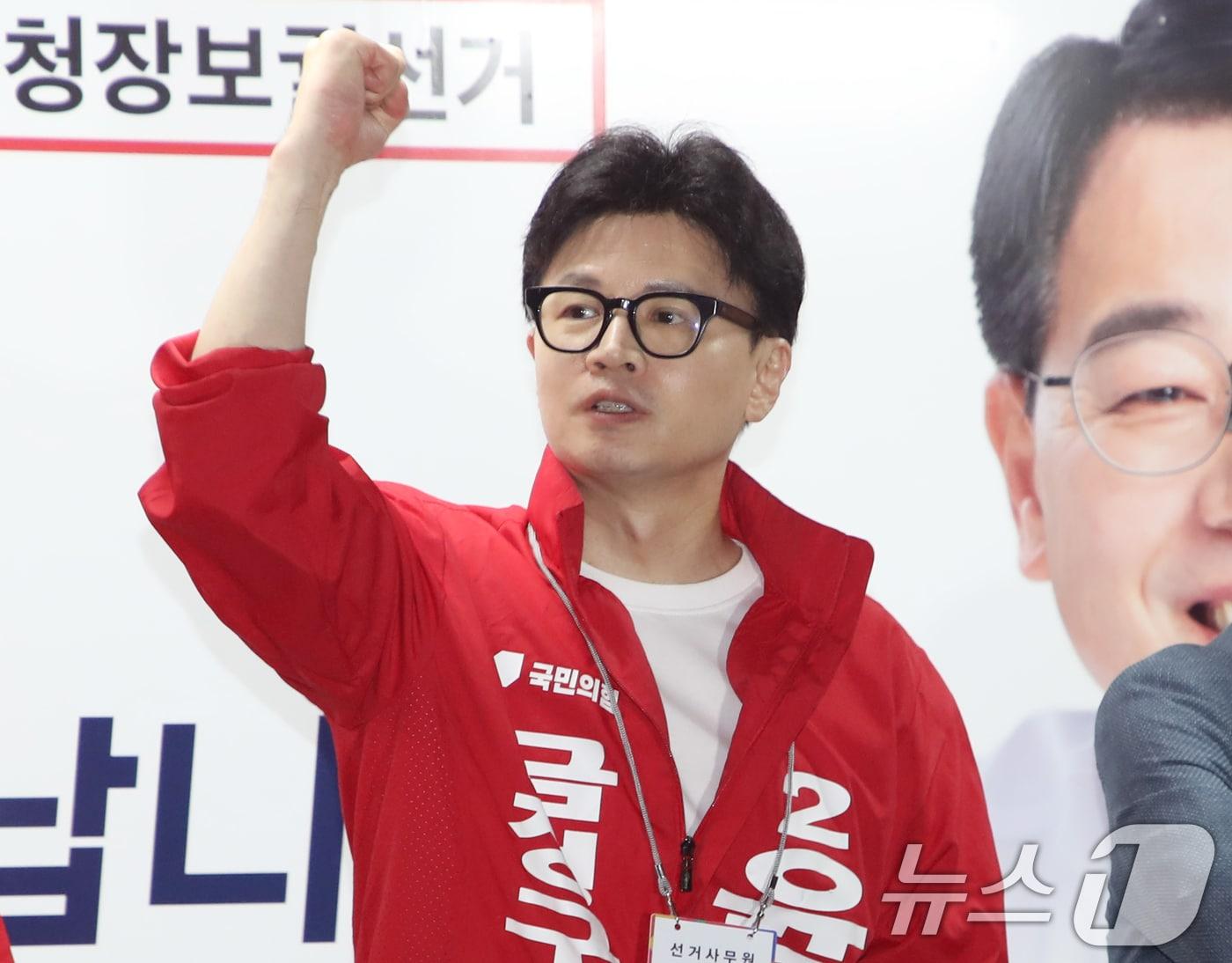 본문 이미지 - 한동훈 국민의힘 대표가 15일 오후 부산 금정구 옛 롯데마트 사거리에서 윤일현 금정구청장 후보 지원유세를 하고 있다. 2024.10.15/뉴스1 ⓒ News1 윤일지 기자